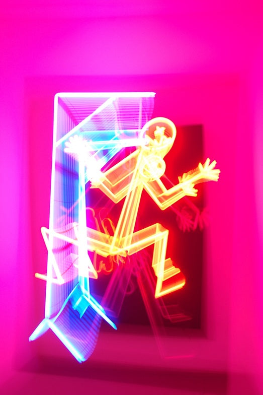 Israel Alvarado "Homenaje al artista de neón"