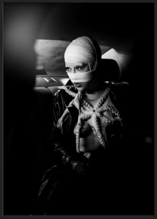 LOTE 63: Lariss de la Vega "La Voyeur y el pulpo"